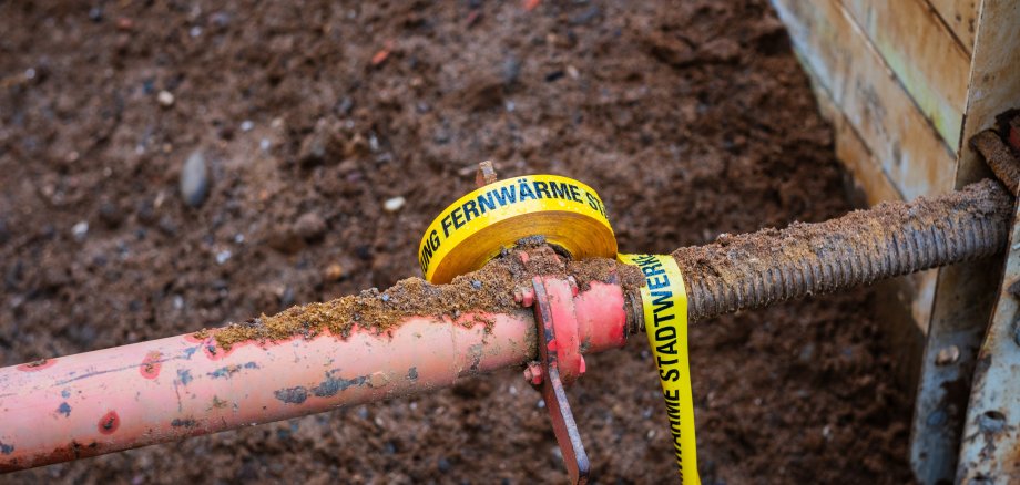 Flatterband mit der Aufschrift Fernwärme an einer Baustelle in Düsseldorf